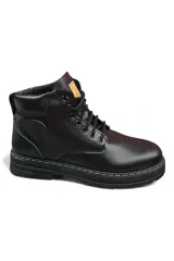 Bota de hombre de estilo urbano, con diseño tipo Caterpillar, confeccionada en material sintético negro, con cordones negros y suela gruesa con costuras blancas a contratono.