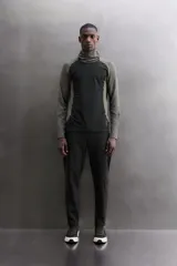 Sudadera técnica de running Zara Athleticz, modelo slim fit en color marrón y negro, con cuello subido, capucha ajustada y mangas largas.