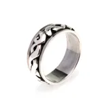 Anillo de plata 925 con acabado pavonado y centro giratorio con diseño calado.