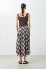 Maxi falda con estampado escocés en tonos chocolate, marrón y beige.