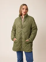 Campera larga acolchada con diseño de rombos, cuello alto y cierre frontal completo. Cuenta con bolsillos laterales y puños elásticos.