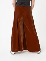 Pantalón extra wide color borgoña de terciopelo, con pretina elastizada y silueta oversized.