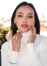 Brazalete rígido plateado de acero quirúrgico con diseño entrelazado y terminaciones redondeadas.