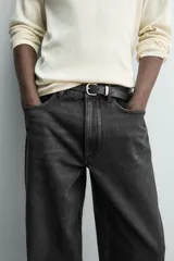 Jeans baggy fit de corte holgado en color negro con efecto lavado, confeccionados en denim de algodón rígido, con diseño clásico de cinco bolsillos y cierre frontal con cremallera y botón.
