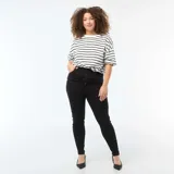Pantalón skinny de tiro muy alto en color negro, con cierre frontal de botones a la vista y ajuste ceñido.