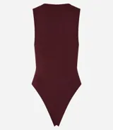 Body color marrón, sin mangas, con cuello halter y cierre en la entrepierna.