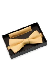 Moña color naranja con pañuelo a juego.