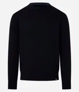 Suéter negro de tejido de punto pesado, con cuello redondo y mangas largas.