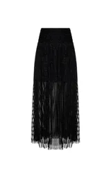 Pollera larga de tiro alto confeccionada en tejido de punto con acabado brillante de lurex. Presenta una cintura ancha estructurada, diseño con sutil transparencia y forro interior, con cierre de cremallera invisible en la espalda.