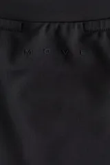 Remera deportiva de compresión color negro, con cuello redondo, mangas raglán cortas y costuras planas antifricción.