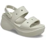 Sandalias de plataforma Crocs modelo Classic Bae, color hueso, con diseño de dos tiras, suela ultracontorneada con altura de cuña y tira trasera ajustable. Cuentan con perforaciones compatibles con Jibbitz.