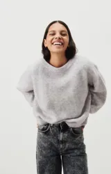 Sweater gris claro de lana, con cuello redondo y corte holgado.