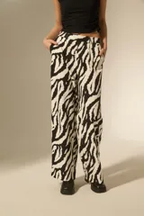 Pantalon de corte recto y tiro alto con estampado animal print tipo cebra en blanco y negro.