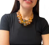 Collar de cuentas esféricas de resina translúcida color verde, con cierre de mosquetón y cadena dorada para regular el largo.