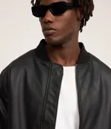 Campera estilo bomber de hombre, color marrón oscuro, confeccionada en poliuretano (PU) con cuello alto, cierre frontal y puños y bajo acanalados.