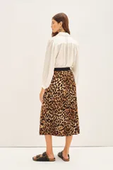 Falda midi plisada con estampado animal print de leopardo, con cintura elástica negra.