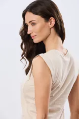Musculosa de algodón color beige, de corte clásico con cuello redondo y diseño liso.