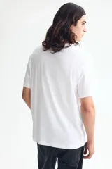 Remera H&M de algodón liviano, color blanco, con cuello redondo y mangas cortas.