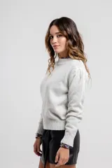 Sweater verde claro de tejido de punto con cuello redondo y mangas largas.