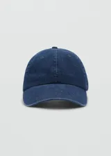 Gorro de béisbol azul de jean con hebilla metálica ajustable en la parte trasera.