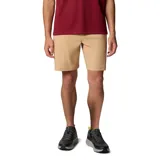 Short tipo chino de corte clásico, color beige, con bolsillos laterales y bolsillo de seguridad con cremallera. Confeccionado con tecnología Omni-Shade para protección solar UPF 50 y Omni-Shield para repelencia a líquidos y manchas.