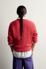 Sweater regular fit de punto tejido en hilatura de algodón, con cuello en V y manga larga. Presenta diseño de trenzas, acabados en rib y parche de la marca en el bajo.