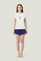 Short de jean color violeta con terminación desflecada.