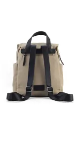 Mochila de diseño compacto con tapa frontal y cierre de hebilla tipo clip. Cuenta con correas ajustables, asa superior, bolsillos laterales y bolsillo trasero con cierre.