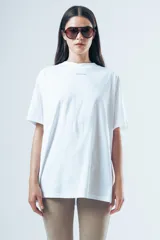 Camiseta de algodón orgánico color blanco, de corte holgado y manga corta, con pequeño logo estampado en el centro del pecho.