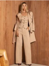 Blusa beige sin mangas con botones frontales y corte ajustado.