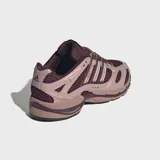 Championes Adidas Adistar MLD de color bordó, con detalles metalizados en tono rosado y las clásicas tres tiras en los laterales.