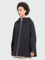 Chaqueta impermeable negra con capucha integrada ajustable y cierre frontal con cremallera.