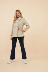 Chaquetón de lana fina color beige con cuello solapa, doble abotonadura frontal, bolsillos ojal y forro al tono.