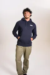Hoodie azul marino con capucha y cordones ajustables. Presenta un estampado pequeño en el pecho con la frase 'COOLER THAN ICE' en color blanco y un bolsillo frontal tipo canguro.