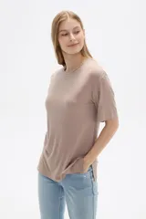 Remera color tostado de viscosa con textura acanalada, manga corta, corte holgado y cuello redondo.