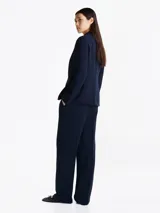 Americana azul marino de crepé con corte slim, solapas con muescas, botonadura sencilla con cierre de botón, dos bolsillos de ojal en la cintura, detalles distintivos de Tommy Hilfiger y logo esmaltado de Tommy Hilfiger en el puño.