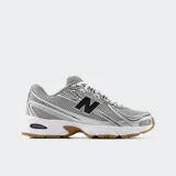 Championes New Balance 740 plateados con detalles en negro y blanco.