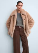 Pantalón de jean color marrón, de corte wide leg y tiro alto, con costuras frontales verticales y cierre oculto.