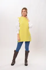 Chaleco amarillo de punto con cuello alto y diseño sin mangas. Presenta apliques de hilo celeste con forma de ondas en el frente y la espalda.