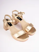 Sandalias de tacón ancho color dorado con textura croco, tira delantera ancha y pulsera con hebilla al tobillo.