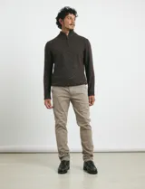 Pantalon de corte clasico confeccionado en sarga de algodon con elastano, color beige. Presenta bolsillos delanteros inclinados y bolsillos traseros de ribete con cierre de boton.