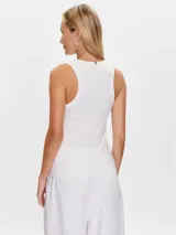 Remera blanca acanalada sin mangas, de corte slim y cuello redondo.