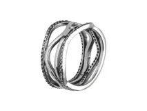 Anillo de plata 925 con múltiples aros entrelazados, algunos con incrustaciones de pequeñas piedras negras. Diseño moderno y elegante.