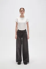 Pantalon de jean de corte ancho y tiro alto, color gris oscuro con efecto lavado.