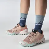 Calzado de trekking Salomon modelo Speedcross 6, en tonos gris y verde claro, diseñadas para trail running con suela de gran tracción y cordones de ajuste rápido.