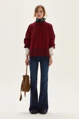 Sweater de tejido de punto en color beige, con mangas largas que presentan detalles de textura en relieve y paneles laterales en tono gris. Confeccionado en lana italiana, cuenta con puños acanalados y detalles en lurex.