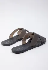 Sandalia chata de goma semi transparente color gris, con doble tira entrelazada sobre el empeine.