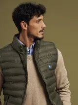 Chaleco negro acolchado con cierre frontal y bolsillos laterales con cierre.