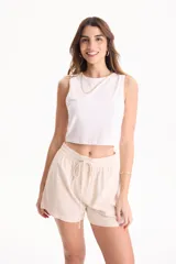 Short de lino con cintura elastizada y cordón ajustable, de corte holgado y bolsillos laterales.