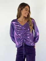 Blusa de mangas largas color violeta metalizado con escote en V y fruncido central con cordones ajustables.